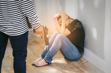 arkadan görünüşü soyguncusu ya da hırsız silahla ve korkarak ve terk edilmiş evde arka planda, tehlikeli suç ve yasadışı şiddet kavramı katta oturan taciz beyaz kız siyah beyaz ceketli