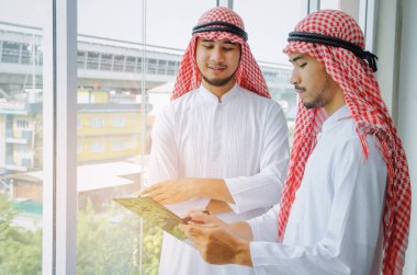 iki genç Arap iş adamı office bina ya da inşaat sitesi, hayat sigortası, mali, başarılı iş, yatırım kavramı görüşme bittikten sonra sözleşme veya sözleşme belge imzalama