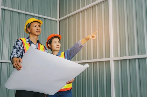 Casal Arquiteto Engenheiro Técnico Homem Mulher Com Capacete Segurança Segurando — Fotografia de Stock