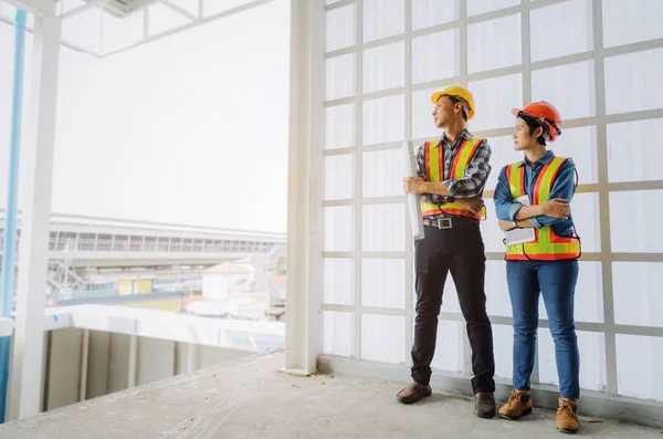 Asiático Casal Arquiteto Engenheiro Técnico Homem Mulher Com Capacete Segurança — Fotografia de Stock