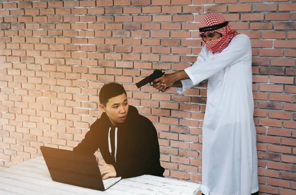 Arabian Palestinian Terrorist Man Holding Gun Kidnapping Young Asian Man — Stock Photo, Image