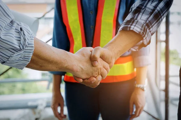 Ingenjör Och Tekniker Entreprenör Skakar Hand Efter Avslutad Upp Ett — Stockfoto