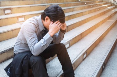 hayal kırıklığına, üzüntü ya da stresli orta yaşlı geçit işten, iş sorununun, sonra şehirde oturan işsiz Asya iş adamı işsizlik, finans ve yatırım kavramı