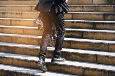 Şehir, kararlılık, güven, kurumsal, yaşam tarzı, Bitirim İkili iş sabah anda, büyümek için merdiven gidiş ve başarılı kavramı kadar yürüyüş takım elbiseli genç yakışıklı iş adamı grubu