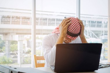 stresli genç Arap iş adam hissediyorum endişe sinirli üzgün yorgun üzgün başarısız sonra çalışma Finans maliyeti ile dizüstü bilgisayar, hakkında belge office, duygu, iş, yatırım kavramı masa üzerinde