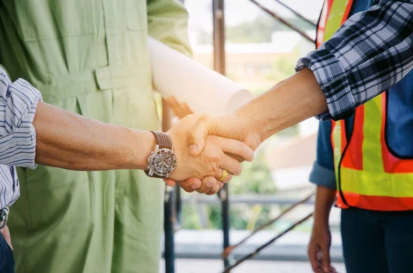 Ingenjör Och Tekniker Entreprenör Skakar Hand Efter Avslutad Upp Ett — Stockfoto