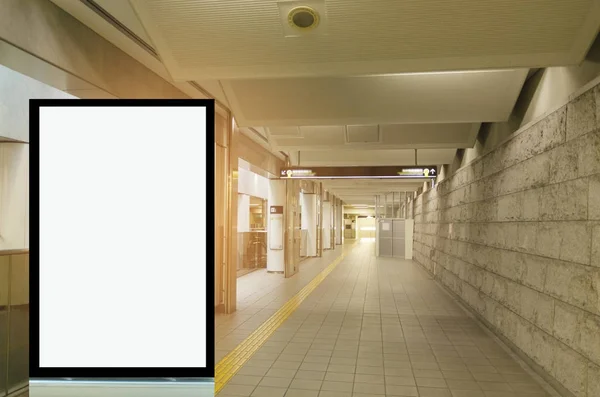 Függőleges Üres Reklám Hirdetőtáblán Vagy Világító Doboz Kirakat Falon Repülőtérre — Stock Fotó