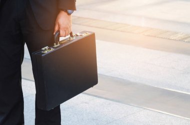 iş adamı siyah evrak çantası olacak iş sabah anda modern şehir, kararlılık, güven, kurumsal, yaşam tarzı, Bitirim, büyümek ve başarılı konsepti holding takım elbiseli, yakın çekim