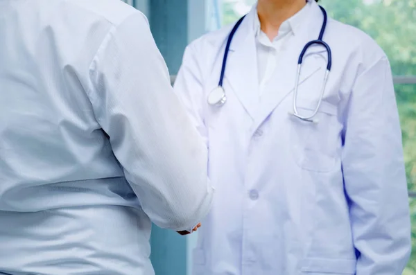 Amable Médico Femenino Con Estetoscopio Alrededor Cuello Estrechando Mano Con — Foto de Stock