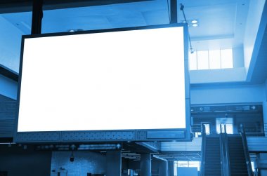büyük lcd tv ekran, boş reklam billboard veya ışıklı vitrin Havaalanı veya metro tren istasyonu, kopya metin mesajı veya medya içeriği, reklam, pazarlama kavramı, ticari alan