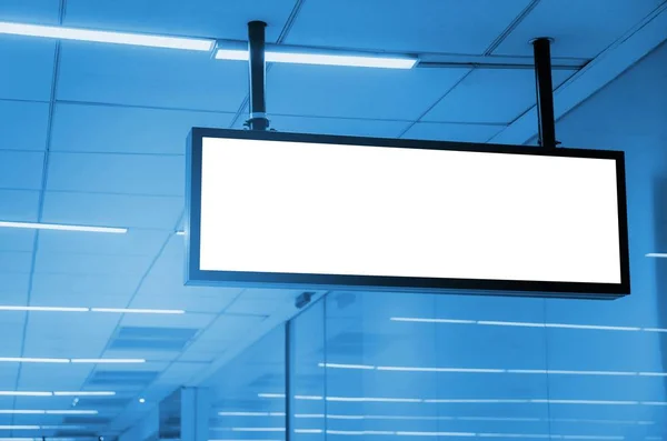 悬挂空白广告牌或灯箱在机场或地铁站墙上展示 复制空间为您的短信或媒体内容 营销概念 蓝色色调 — 图库照片