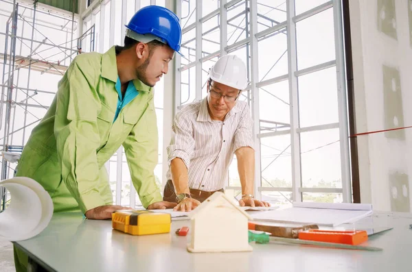 Engenheiros Técnicos Arquitetos Planejando Iniciar Novo Projeto Sobre Plano Construção — Fotografia de Stock