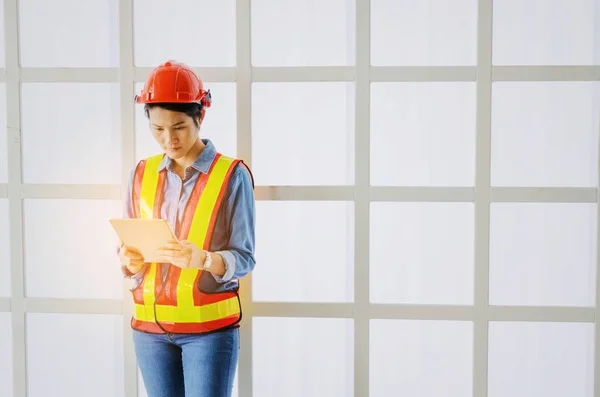 Pensando Técnico Engenheiro Mulher Asiática Roupas Reflexivas Com Capacete Segurança — Fotografia de Stock