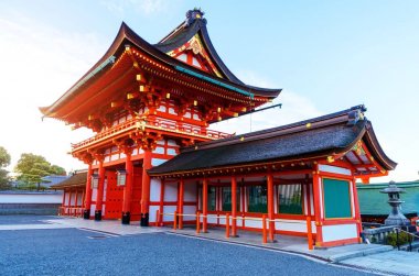 Kırmızı güzel Budist tapınağı Fushimi Inari tapınak bina sonbahar sabah parlak mavi gökyüzü ile Kyoto, Japonya'nın ünlü turistik cazibe Tapınağı mevcuttur
