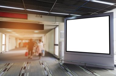 Dikey reklam billboard veya büyük boş vitrin ışık kutusu için kýsa mesaj veya medya içeriği havaalanında, ticari, pazarlama ve reklam kavram yürümeye insanlarla alay et