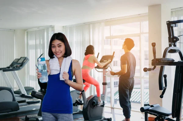 체육관 스포츠 개념에 건강을 위해서 아시아 음료수와 — 스톡 사진