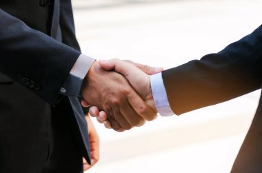 Anlaşma. iş adamı takım elbise sıkışmasında, şehir, kutlama, başarı, Toplantı, ortağı, ekip çalışması, toplum ve bağlantı kavramı, seçici odak bir iş görüşme bittikten sonra Kapat