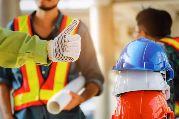 Mano Con Guante Ingeniero Técnico Mostrando Pulgares Con Casco Seguridad —  Fotos de Stock