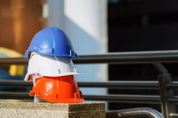 Wit Oranje Blauw Veiligheidshelm Gestapeld Bouwplaats Bouw Bedrijf Industrie Bouw — Stockfoto