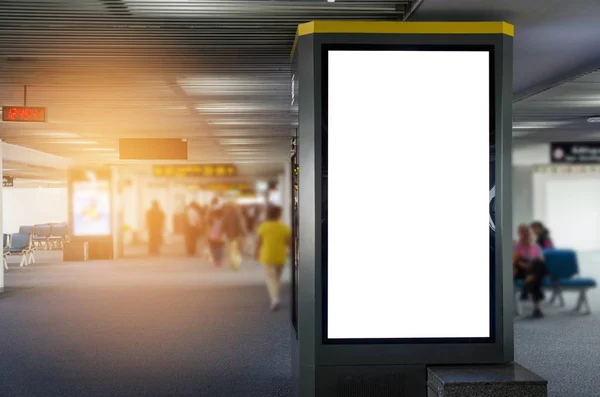 Yukarıya Dikey Boş Reklam Billboard Veya Işıklı Vitrin Havaalanında Bekleyen — Stok fotoğraf
