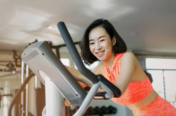 아시아 카메라를 라이프 스타일 스포츠 개념에 체육관에서 자전거에 — 스톡 사진