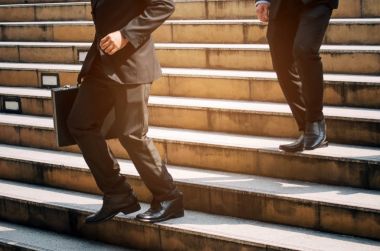 Büyüyünce evrak çantası ve hızlı zaman sabah işe yarayacak şehir, kararlılık, güven, yaşam tarzı, Bitirim, merdiven aşağı yürüyüş tutarak midsection genç yakışıklı iş adamı, başarılı konsept