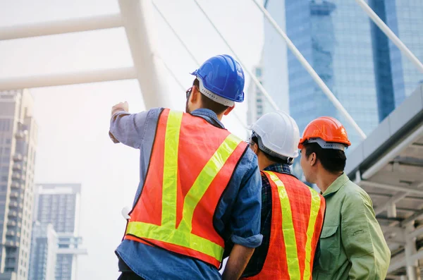 Grupo Vista Posterior Ingeniero Técnico Arquitecto Con Planificación Del Casco — Foto de Stock