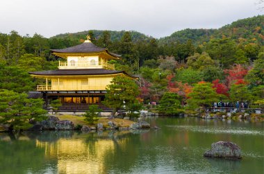 güzel Kinkakuji Tapınağı (altın Pavilion) Japonya'da bir zen Tapınağı ile Sonbahar sezonu, Kyoto, Kansai, Japonya işareti bırakır görülmektedir