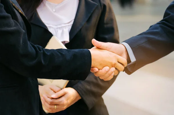 Deal Zespół Firmy Handshake Mężczyzny Kobiety Ukończeniu Nowego Projektu Planu — Zdjęcie stockowe