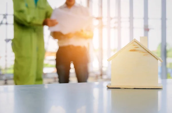 Modelo Casa Madera Con Vista Borrosa Técnico Arquitecto Ingeniero Segundo —  Fotos de Stock