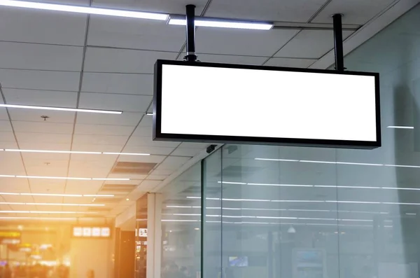 在机场或地铁站的墙上悬挂空白广告牌或灯箱展示 为您的短信或媒体内容 商业和营销理念复制空间 — 图库照片