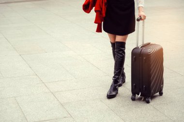 midsection güzel neşeli Asya genç kadının kırmızı elbiseler ve kış sezonunda seyahat şehir, seyahat, alışveriş, yaşam tarzı, moda, dostluk ve tatil kavramı içinde büyük siyah Bagaj ile