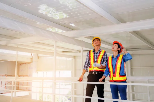 Pareja Ingeniero Técnico Hombre Mujer Con Casco Seguridad Celebración Anteproyecto — Foto de Stock