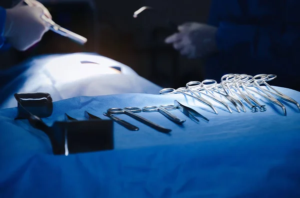 外科医病院 医療技術 医療がん 病気治療の概念で手術室で作業中のテーブルの上に横たわるセレクティブ フォーカス手術器具 — ストック写真