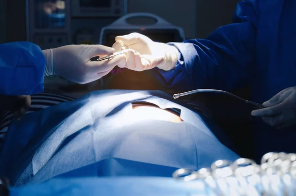 Kurtarma hasta hastane, acil durum, cerrahi, Medikal teknoloji, Sağlık Kanser ve hastalık tedavi kavramı operasyon odasında için doktor ve Yardımcısı cerrahlar çalışma grubu