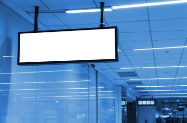 boş reklam billboard veya ışıklı vitrin Havaalanı veya metro duvara asılı, metin mesajı veya medya içeriği, reklam, ticari, pazarlama kavramı, mavi renk tonu için alanı Kopyala