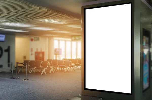 垂直方向の空白の広告看板や空港でライト ボックス ショーケースのモックアップ テキスト メッセージまたはメディア コンテンツ 商業やマーケティングの概念のためのスペースをコピー — ストック写真