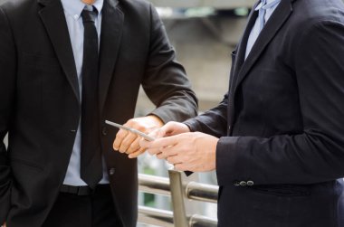 söz ve finans haberleri içinde hareket eden telefon birlikte hakkında bilgi okuma midsection iki iş Asya akıllı adam ayakta modern şehir, ağ teknolojisi, Internet, başarılı, ekip çalışması kavramı