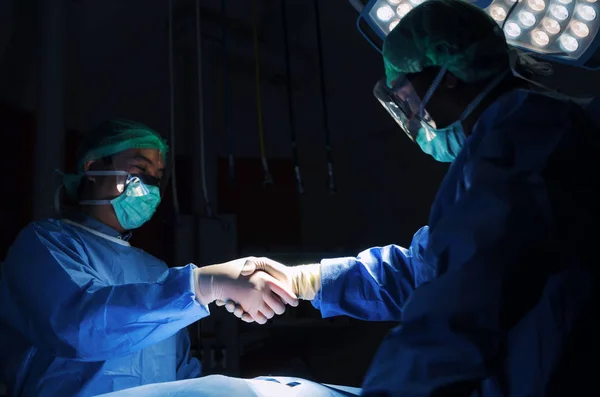 Médico Apertando Mãos Com Assistente Depois Que Cirurgiões Trabalham Para — Fotografia de Stock