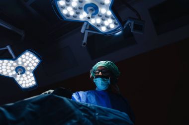 Kıdemli doktor cerrah işe kurtarma hasta hastane, acil durum, cerrahi, Medikal teknoloji, Sağlık Kanser ve hastalık tedavi kavramı operasyon odasında için