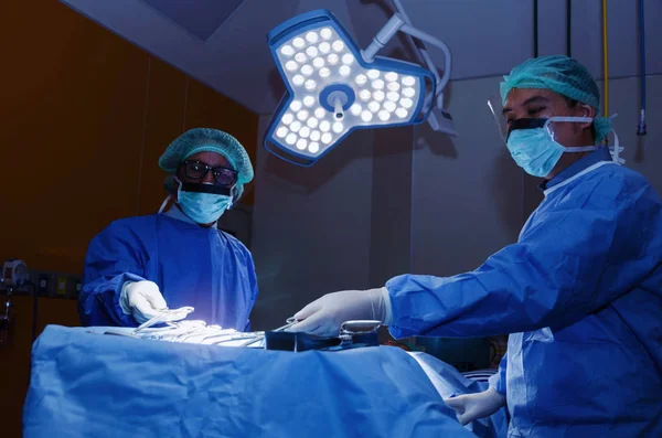 Grupo Médicos Cirujanos Auxiliares Trabajan Para Paciente Rescate Sala Operaciones — Foto de Stock