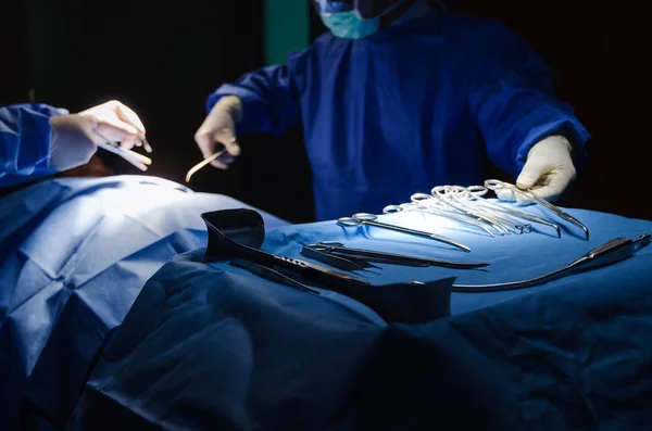 Selektivní Fokus Chirurgický Nástroj Ležící Stole Zároveň Skupiny Práce Chirurga — Stock fotografie