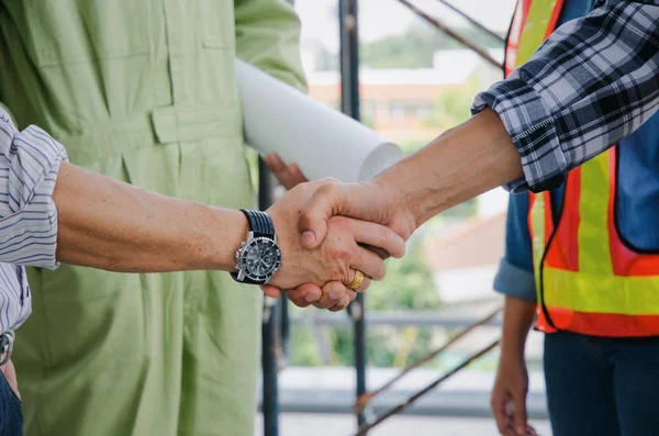 Midsection Team Tekniker Och Tekniker Entreprenör Skakar Hand Efter Avslutad — Stockfoto