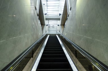 boş yürüyen merdiven ve metro tren istasyonu, Havaalanı, ofis bina ya da mağaza alışveriş merkezi, İçişleri, Ulaştırma, Bitirim İkili ve seyahat kavramı, yukarı merdiven