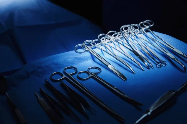 Selektivt Fokus Kirurgiskt Instrument Liggande Bordet Medan Grupp Kirurgen Arbete — Stockfoto