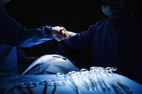 医生在医院 急诊室 医疗技术 保健癌症和疾病治疗理念下 在手术室抢救病人后 与助手握手 — 图库照片