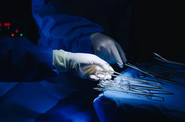 Close Chirurgen Hand Nemen Schaar Tang Chirurgische Instrumenten Tafel Voor — Stockfoto