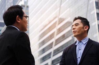 birlikte Finans haber bilgi hakkında konuşmak ve ayakta modern şehir, kutlama, başarı, Toplantı, ortağı, finans, iş lideri ve ekip çalışması kavramı iki iş Asya akıllı adam