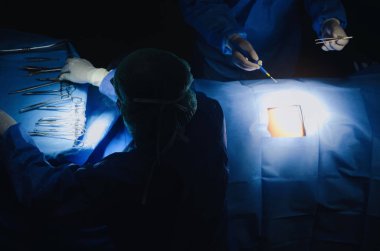 Kurtarma hasta hastane, acil durum, cerrahi, Medikal teknoloji, Sağlık Kanser ve hastalık tedavi kavramı operasyon odasında için doktor ve Yardımcısı cerrahlar Çalışma Grubu'nun Üstten Görünüm