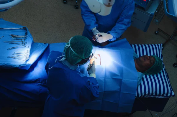 Vista Superior Del Grupo Médicos Cirujanos Auxiliares Que Trabajan Para — Foto de Stock